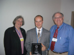 Kamil Hornoch, Mary Kay Hemenway a Mike Bennett při předání ceny Pacifické astronomické společnosti. Autor: PAS